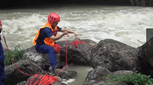 湖北来凤:暴雨致河水猛涨2名老人被困 消防紧急救援