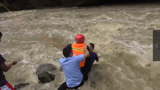 湖北来凤:暴雨致河水猛涨2名老人被困 消防紧急救援