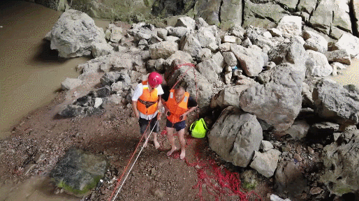 湖北来凤:暴雨致河水猛涨2名老人被困 消防紧急救援