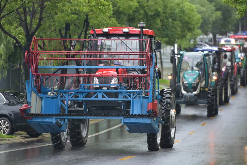 央视新闻硬核毕业礼!华中农大毕业生开拖拉机收割机巡游