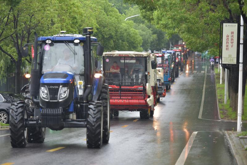 央视新闻硬核毕业礼!华中农大毕业生开拖拉机收割机巡游