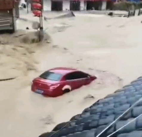 大暴雨暴雨红色预警！贵州三都县城街道变河道，降雨量已达167毫米