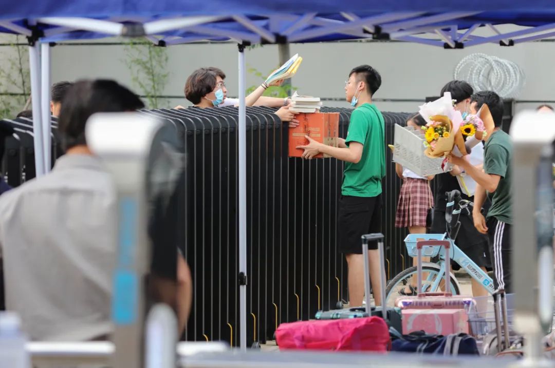 央视新闻“云上”毕业的一代人，人生之路会不会更扎实，更励志？