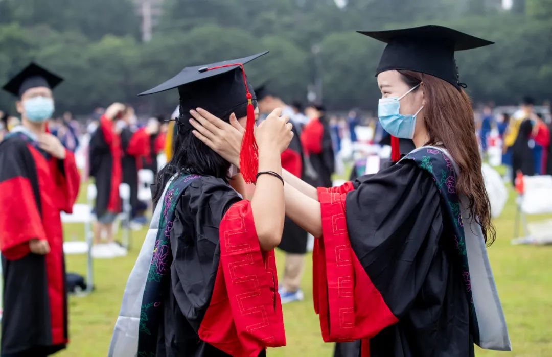 央视新闻“云上”毕业的一代人，人生之路会不会更扎实，更励志？