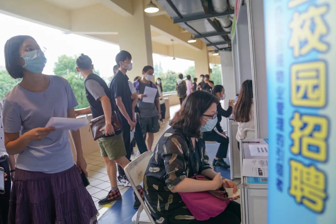 央视新闻“云上”毕业的一代人，人生之路会不会更扎实，更励志？