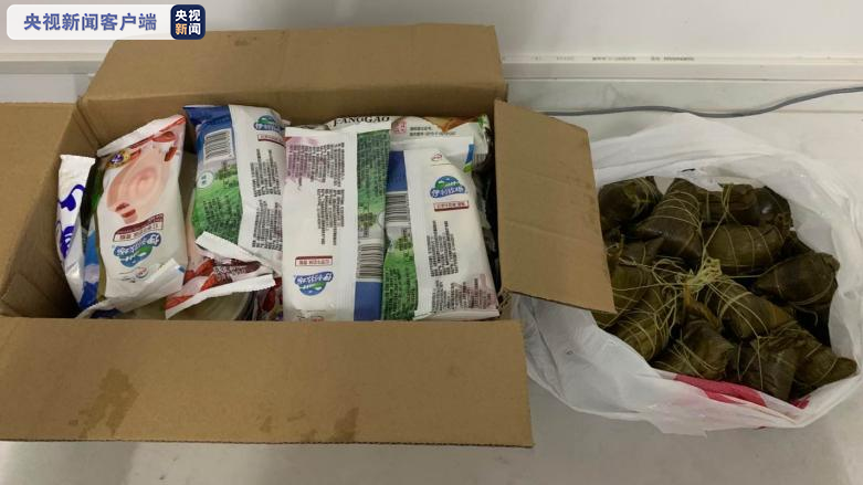 母子暖心！母子给消防队员送礼物 放下就走