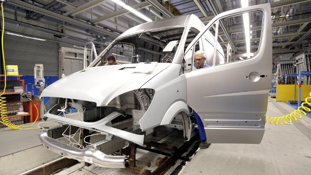 工厂|德奔驰工厂出现新冠聚集性疫情 工会：20人不算多