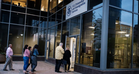 |真相丨特朗普政府频对移民“踩刹车” 移民新规被批“将工作许可武器化”