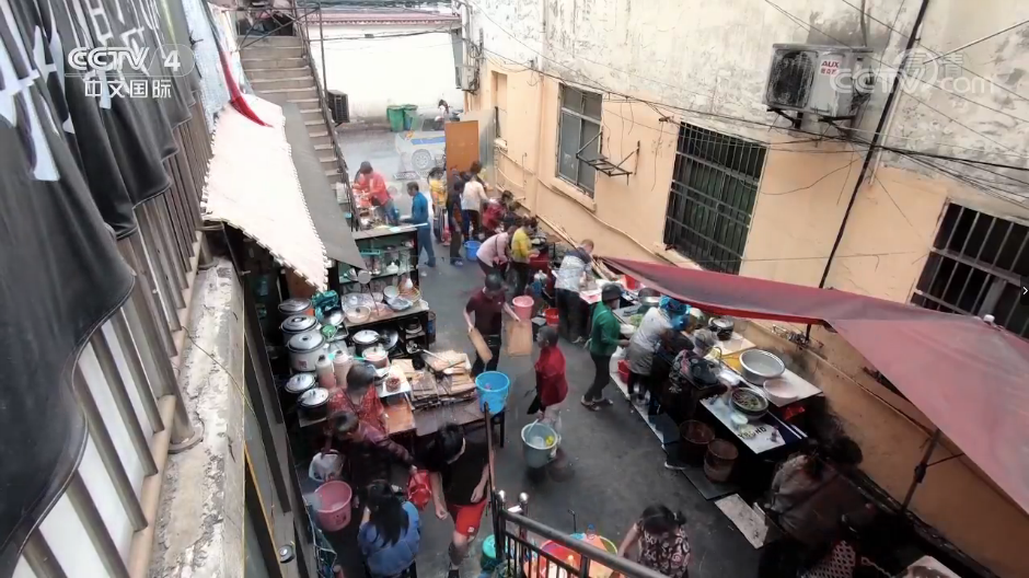 夫妻赔钱摆摊20年除夕不休 只为让这些人吃口热饭