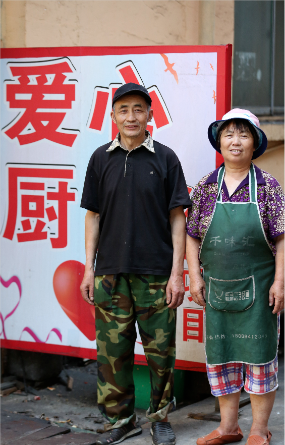 夫妻赔钱摆摊20年除夕不休 只为让这些人吃口热饭