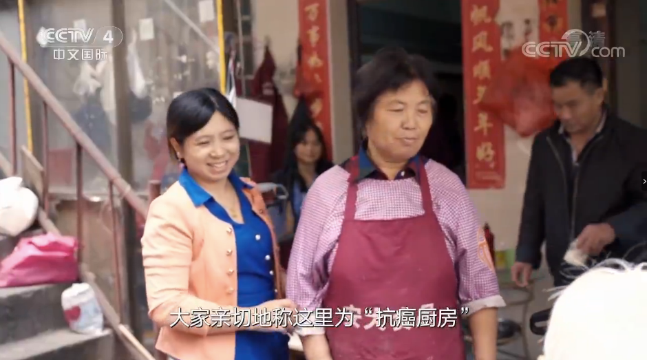 夫妻赔钱摆摊20年除夕不休 只为让这些人吃口热饭