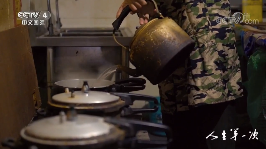 夫妻赔钱摆摊20年除夕不休 只为让这些人吃口热饭