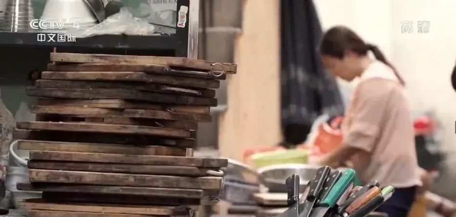 夫妻赔钱摆摊20年除夕不休 只为让这些人吃口热饭