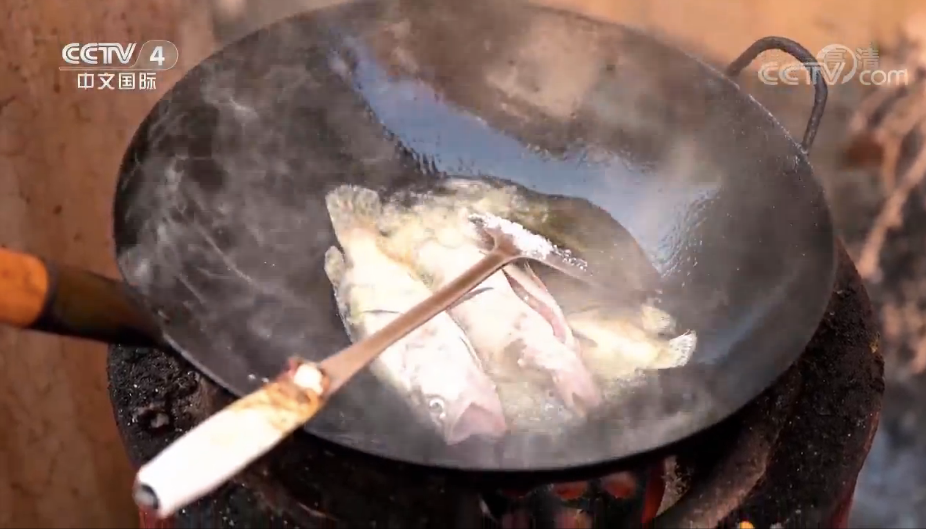 夫妻赔钱摆摊20年除夕不休 只为让这些人吃口热饭