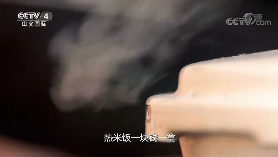 夫妻赔钱摆摊20年除夕不休 只为让这些人吃口热饭