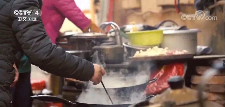 夫妻赔钱摆摊20年除夕不休 只为让这些人吃口热饭