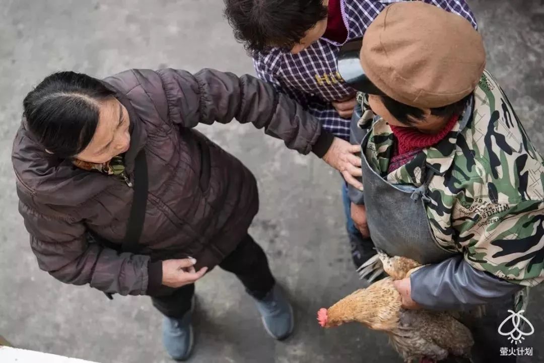 夫妻赔钱摆摊20年除夕不休 只为让这些人吃口热饭