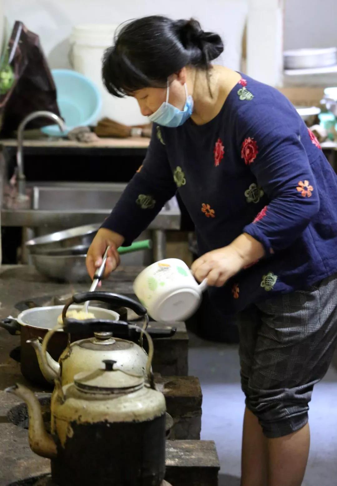 夫妻赔钱摆摊20年除夕不休 只为让这些人吃口热饭