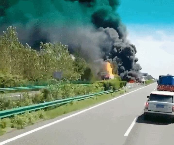 沪陕高速合六叶段危化品车追尾起火 多个高速口封闭