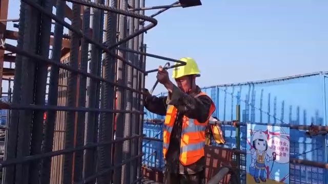 高温下的坚守丨百米高空洒汗水|高温下的坚守丨百米高空洒汗水 推进白沙长江大桥建设