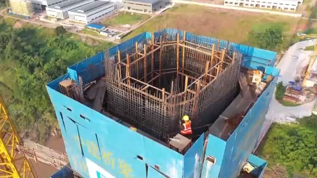 高温下的坚守丨百米高空洒汗水|高温下的坚守丨百米高空洒汗水 推进白沙长江大桥建设