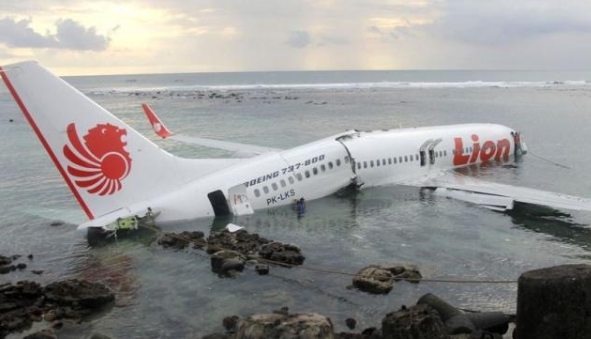 央视新闻|本可避免的悲剧 246页调查报告揭波音与美航空监管之殇