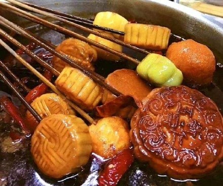 撒尿牛丸|螺蛳粉馅、榨菜馅、辣条馅……奇怪的月饼馅又增加了！