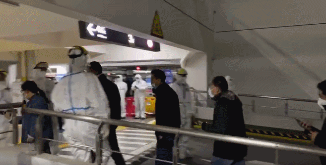 上海浦东国际机场组织所有相关工作人员连夜进行核酸检测