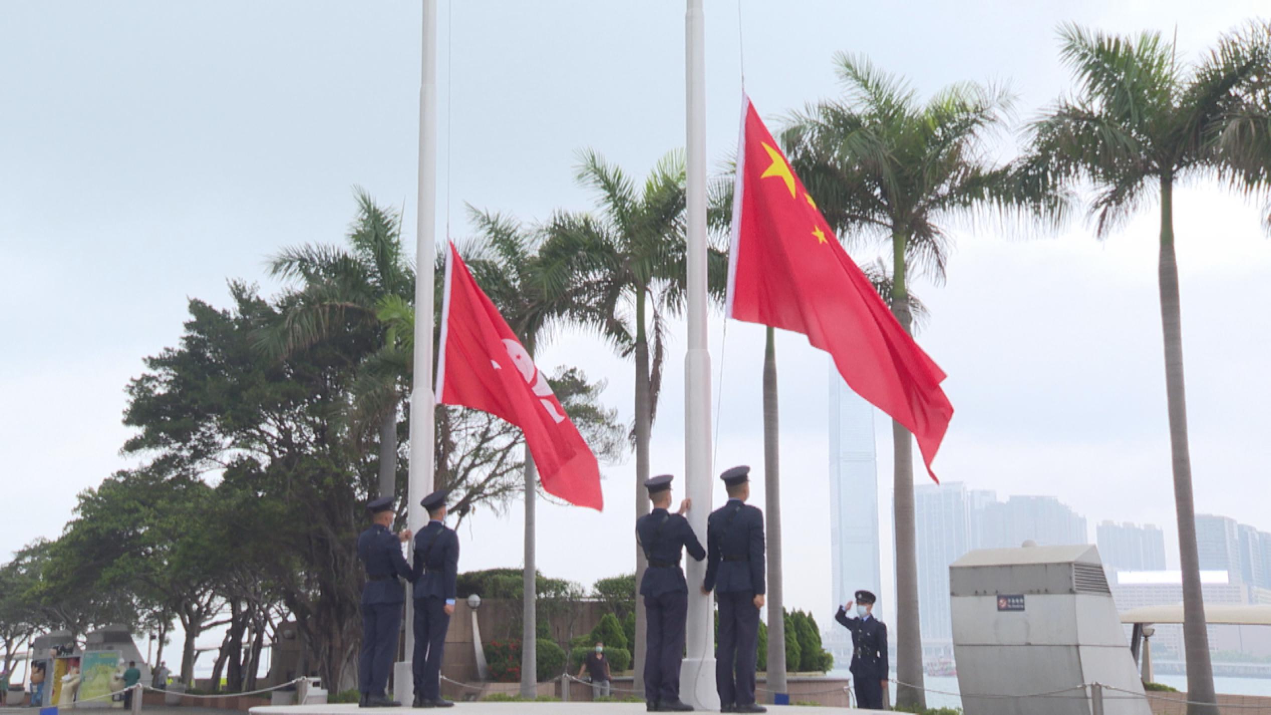 香港青年代表参加升旗仪式纪念五四运动102周年