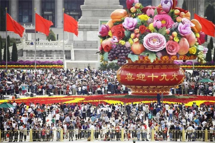 国庆表情 除了人山人海 车山车海 已加入国庆套餐这个假期你最难忘的是什么 新闻 央视网 cctv com