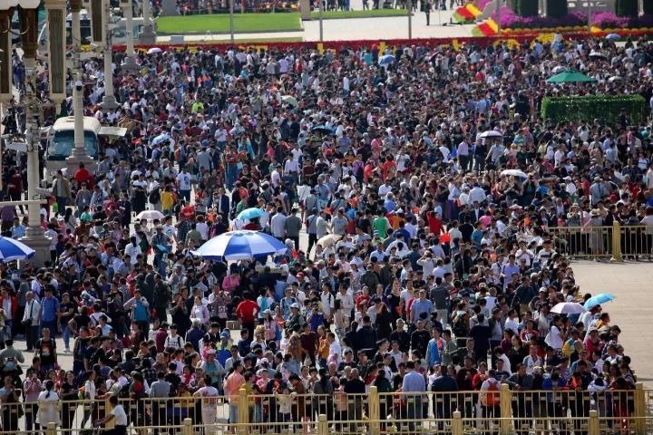 国庆表情 除了人山人海 车山车海 已加入国庆套餐这个假期你最难忘的是什么 新闻 央视网 cctv com