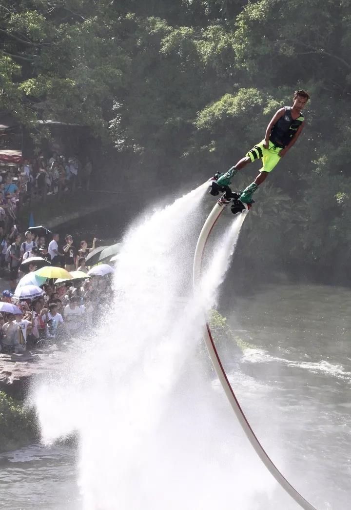 国庆表情 除了人山人海 车山车海 已加入国庆套餐这个假期你最难忘的是什么 新闻 央视网 cctv com