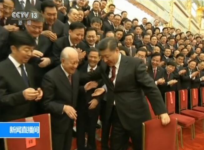 写】一握一让 温暖的瞬间 感人的力量_央视新