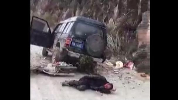 广西贺州:天降越野车 砸伤过路人_新闻_央视网