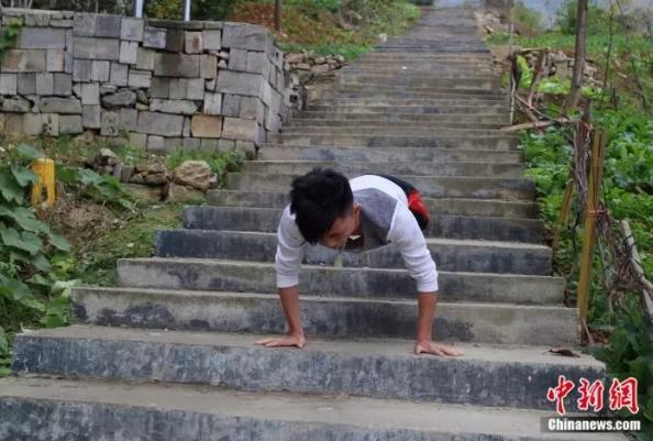 感动 | 今生我就是你的腿!她每天背着没腿的丈夫