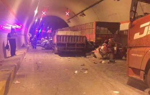 福银高速漫川关隧道5车连撞 造成4死2伤_新闻