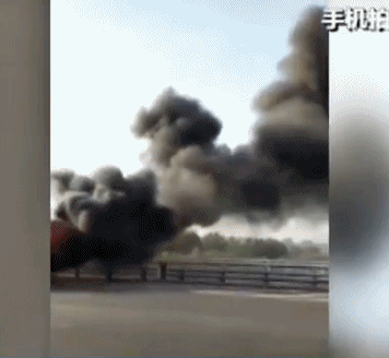 通过这段手机视频可以看到,当时桥上车流量较大,轿车自燃后火势很猛