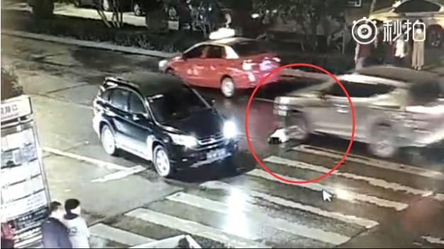 悲剧 | 女子被撞后无人施救再遭碾压身亡 这是一