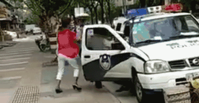 评论 上海警察绊摔事件 对孩子的同情不能 绊倒 对责任的划分 新闻 央视网 cctv com