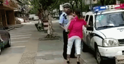 评论 上海警察绊摔事件 对孩子的同情不能 绊倒 对责任的划分 新闻 央视网 cctv com