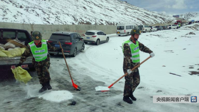 暴雪致川藏线数百辆车受阻 武警某部紧急出动