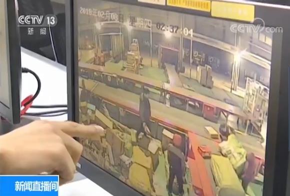 快递分拣员顺手牵羊 专偷贵重小包裹