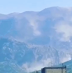 地震造成山体滑坡(来源:伊朗半官方迈赫尔通讯社)