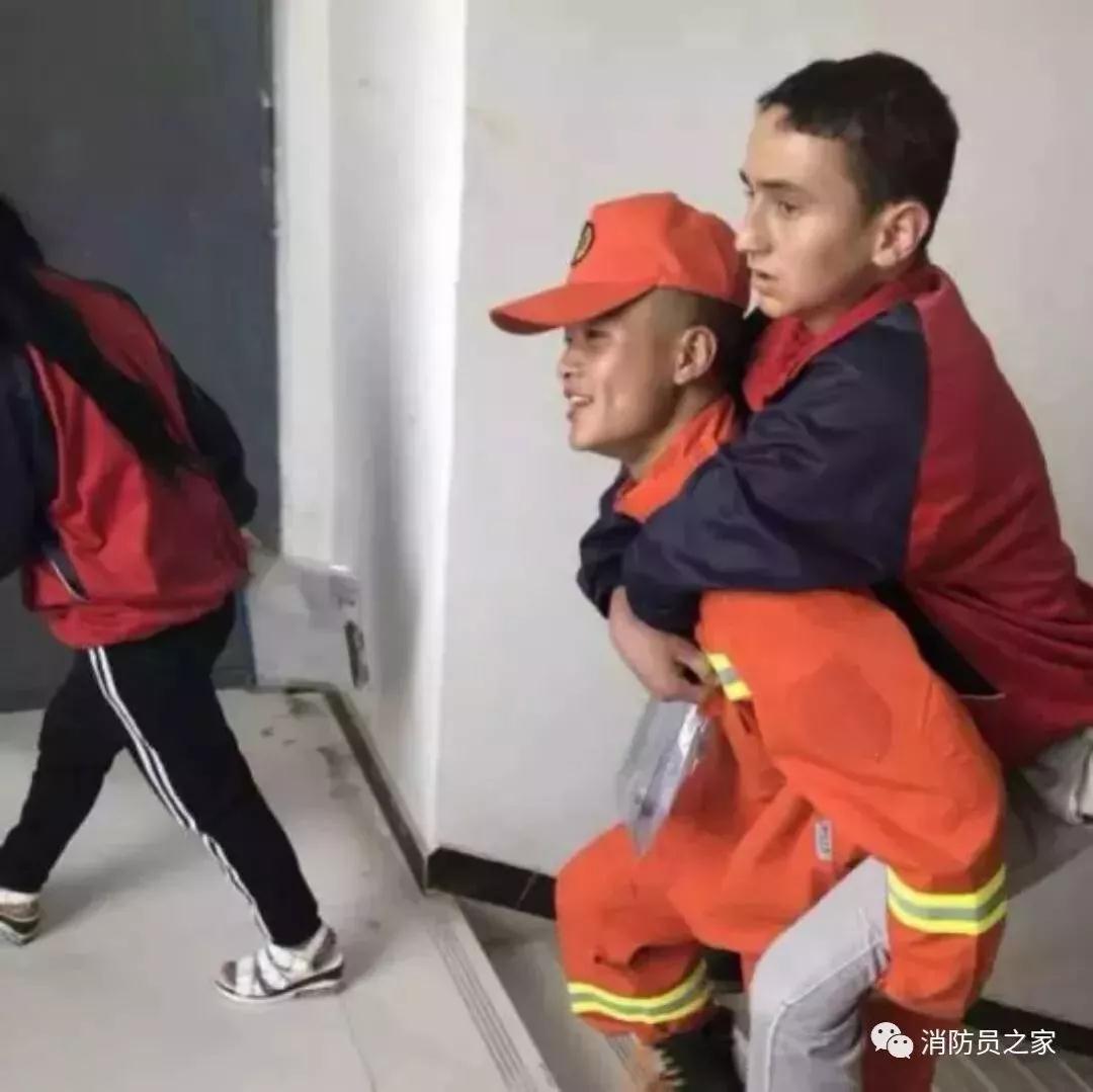 致敬!2018年最美逆行者的感人瞬间 请为他们点