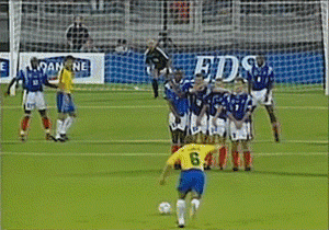 C罗的绝技电梯球是什么原理?香蕉球和落叶球