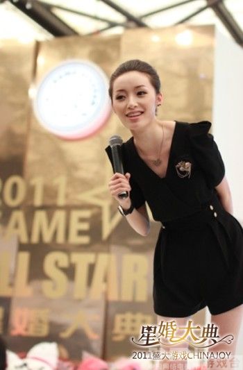 美女主持舒然盛大展台主持婚礼搞怪逗乐玩家