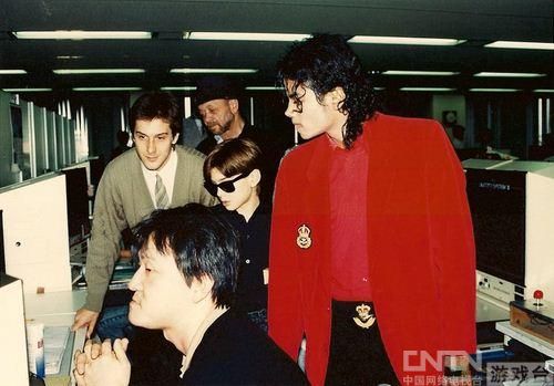 麦克杰克逊早年参观世嘉总部照片流出_单机游