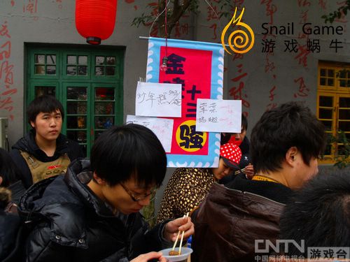 <em>妹汁</em>PK十三骚 蜗牛年会搞怪店铺亮瞎双眼_厂