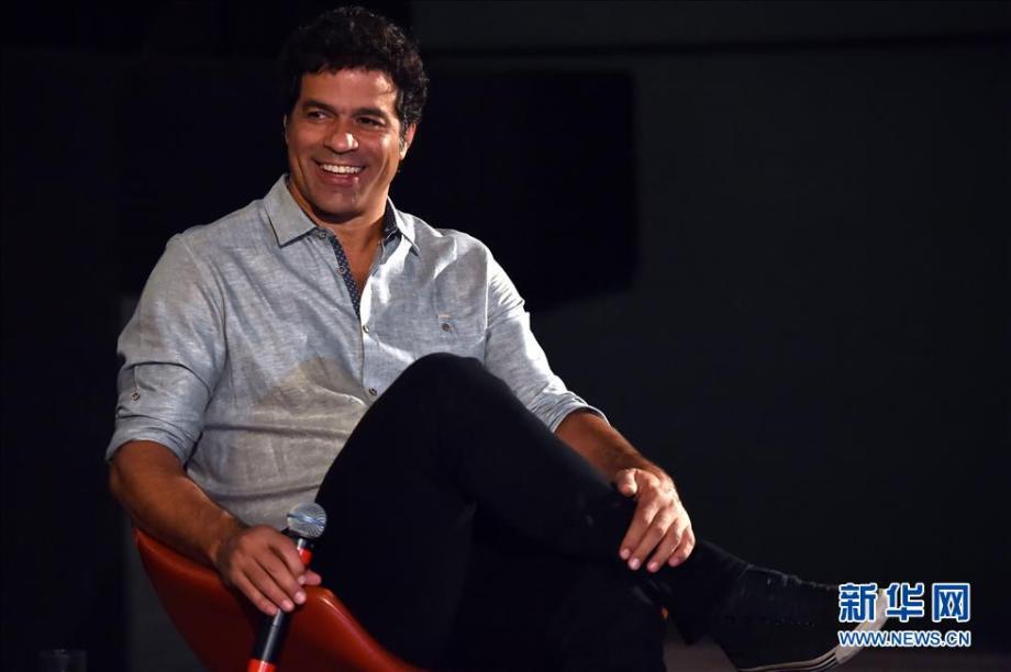 [高清组图]巴西足坛名宿拉易举行新书发布会