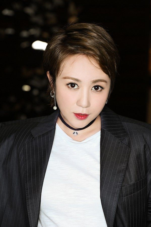 马丽暗黑系写真气场绝杀 黑色choker垫肩西装成扮帅利器